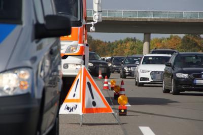 Rottweil: Wohnmobil kommt auf Grund Reifenplatzers ins Schleudern und Kippt um ca 10km Stau und eine Leicht Verletzte Person 